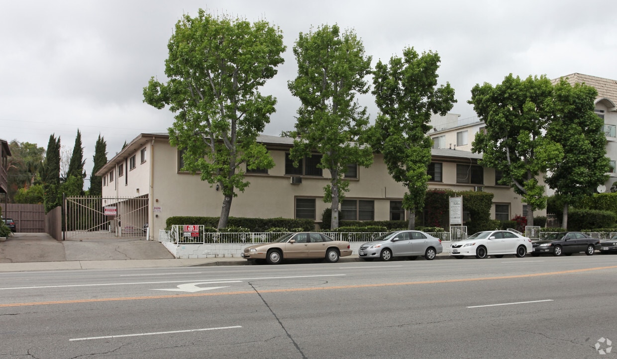 Woodman Villas Apartments in Sherman Oaks, CA