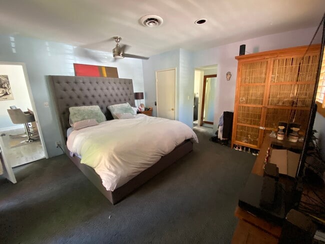 Building Photo - 859 N Stanley Ave