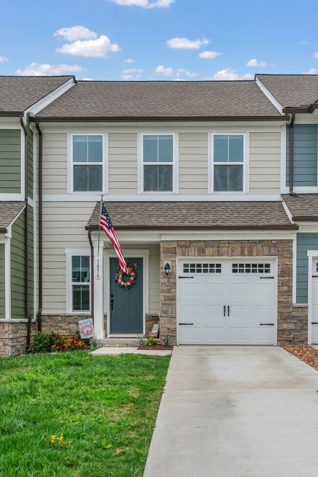 Building Photo - Beautiful Townhome!! Great Location!!