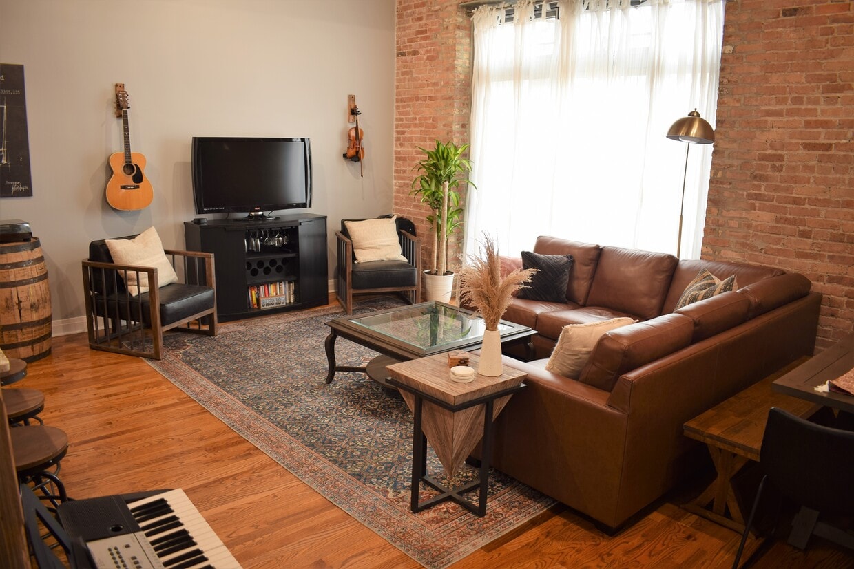 Living room with 15 foot vaulted ceilings - 770 W Gladys Ave