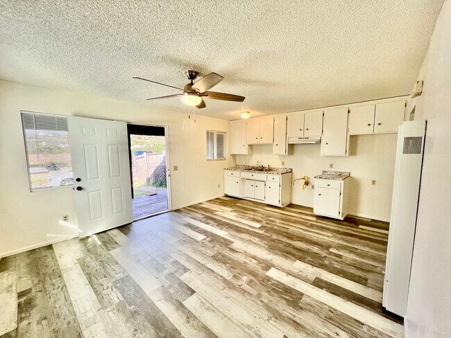 Foto del edificio - 9335 Chimney Rock Ln