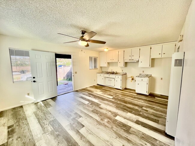 Building Photo - 9335 Chimney Rock Ln