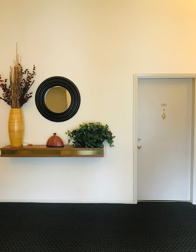 Building Photo - Beautiful Modern Condo with Lake Union Views