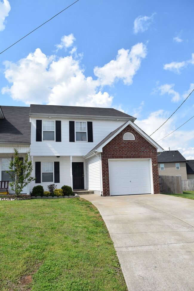 Building Photo - Wonderful 3 Bedroom 2 1/2 Bath Townhouse Now Available!