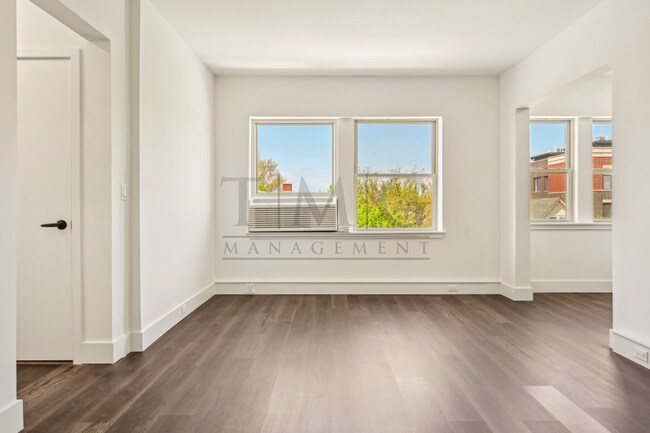 Building Photo - Freshly Renovated 2 Bed in Andersonville: Separate Kitchen, In-Unit Laundry, Flooded with Sunlight!