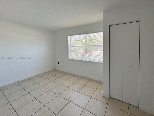 Foto del edificio - 12215 W Dixie Hwy
