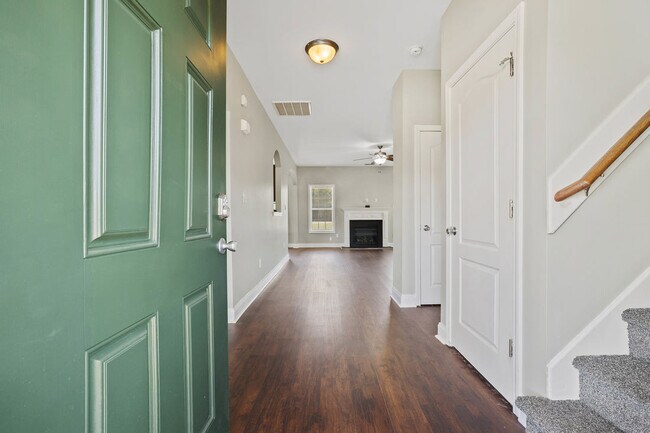Building Photo - 121 Feathers Ln