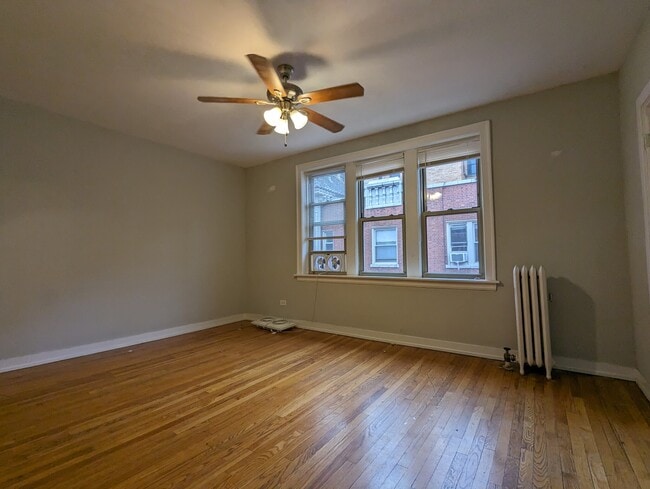 Building Photo - 542 W Surf St