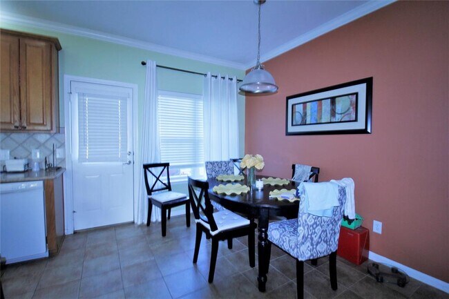 Foto del edificio - 406 Price Dr