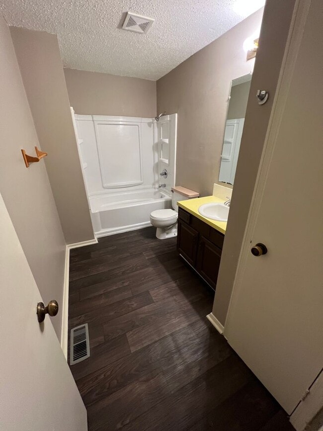 Building Photo - 2 Bed 1.5 Bath Duplex Total Electric