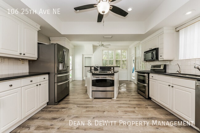 Building Photo - 106 25th Ave NE