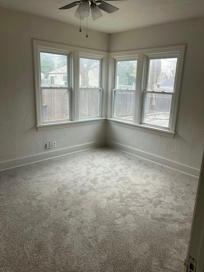 Building Photo - 224 E 7th St