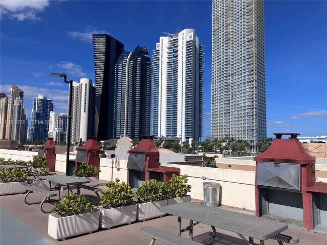 Foto del edificio - 17021 N Bay Rd