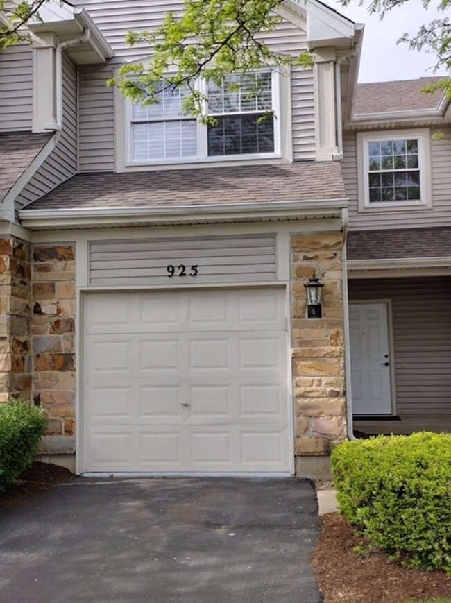 Building Photo - 925 Mesa Dr
