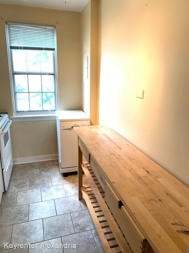 Building Photo - 1 br, 1 bath House - 11 E Glebe Rd  Unit C