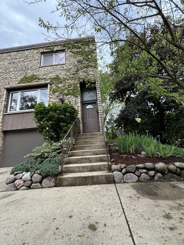 Primary Photo - 533 Onwentsia Ave