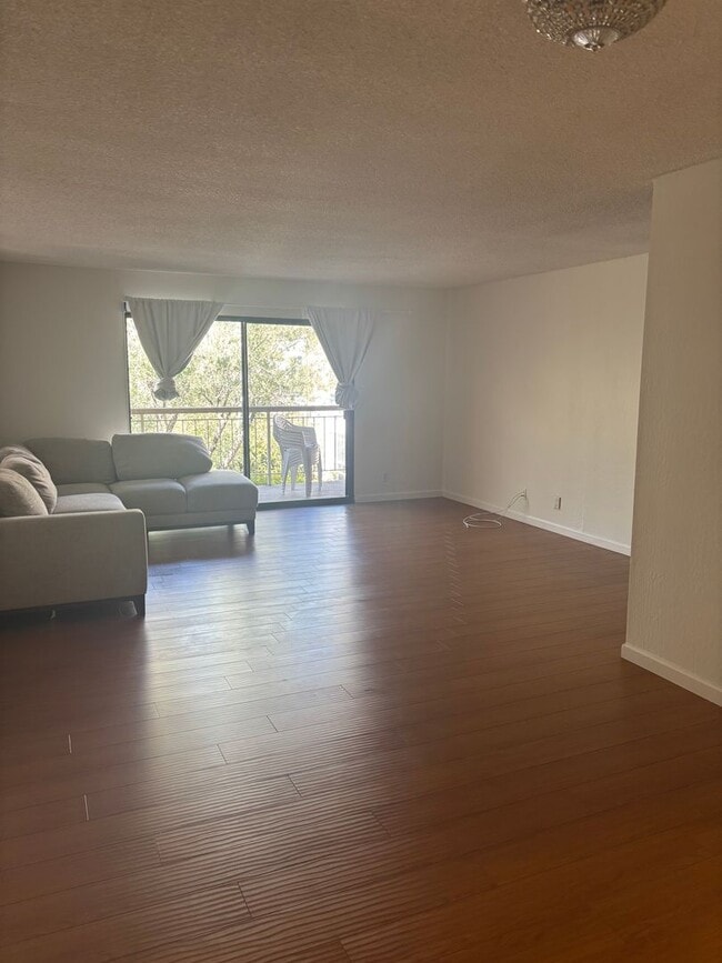 Building Photo - Spacious Upgraded Condo in The Keys – Waln...