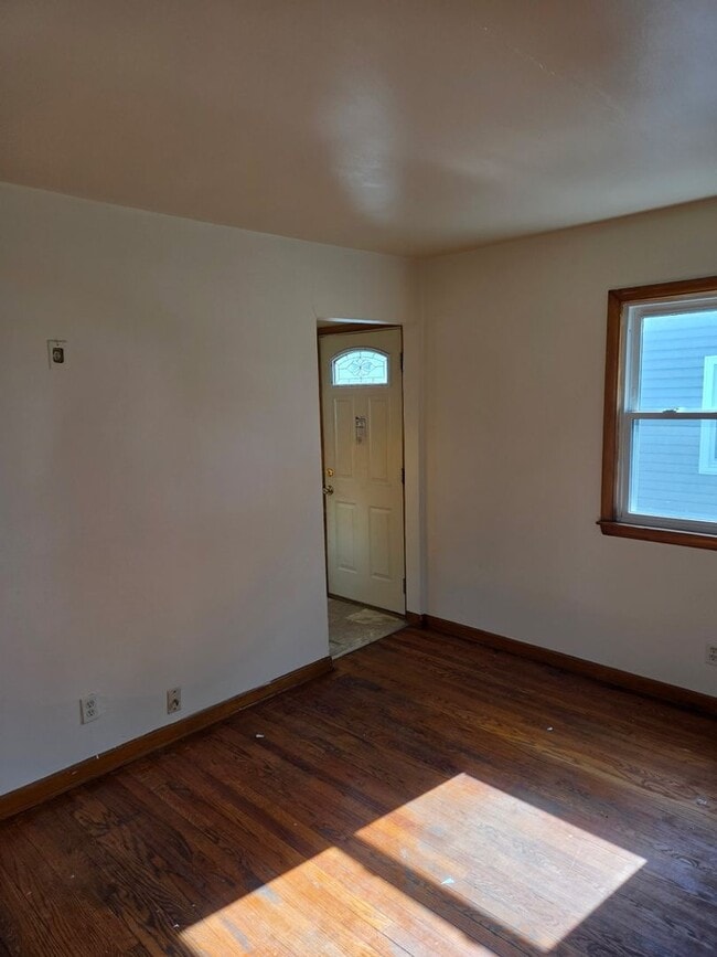 Building Photo - 3-Bedroom Single Family in a quiet neighborhood - Available March 15th!