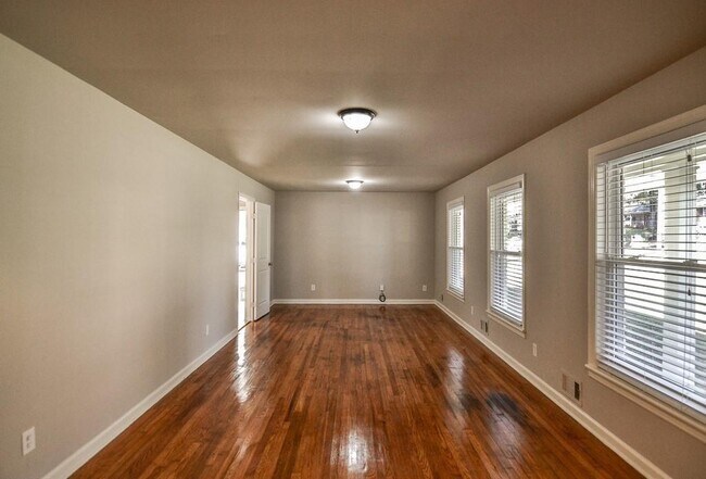 Building Photo - 2806 Octavia Ln