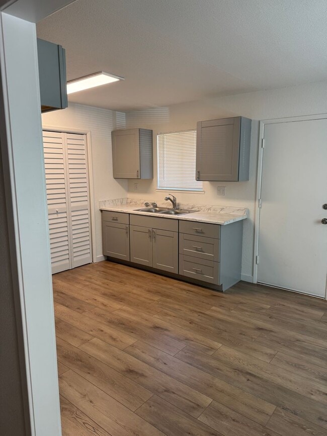 Building Photo - Newly renovated Cottage in Shasta Lake City!