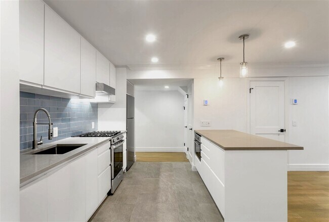 Building Photo - 139 Grand St