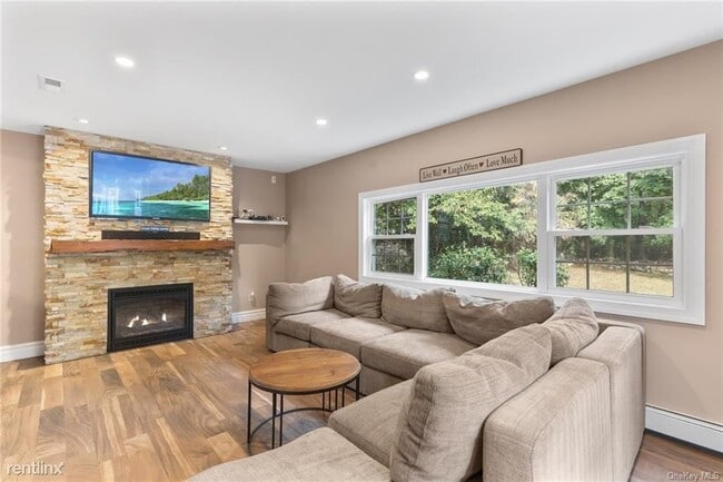 Building Photo - 3 br, 2.5 bath House - 14 Clearview Rd