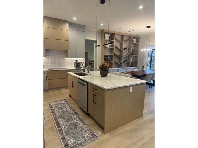 Photo du bâtiment - 15655-1577B 77B Ave