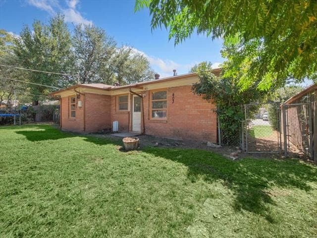 Building Photo - 403 Rolando Dr