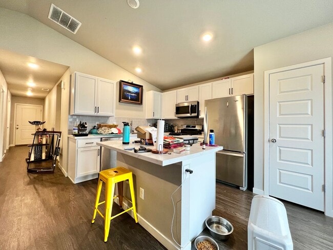 Building Photo - Stunning 3 Bed 2 Bath Ranch Home!