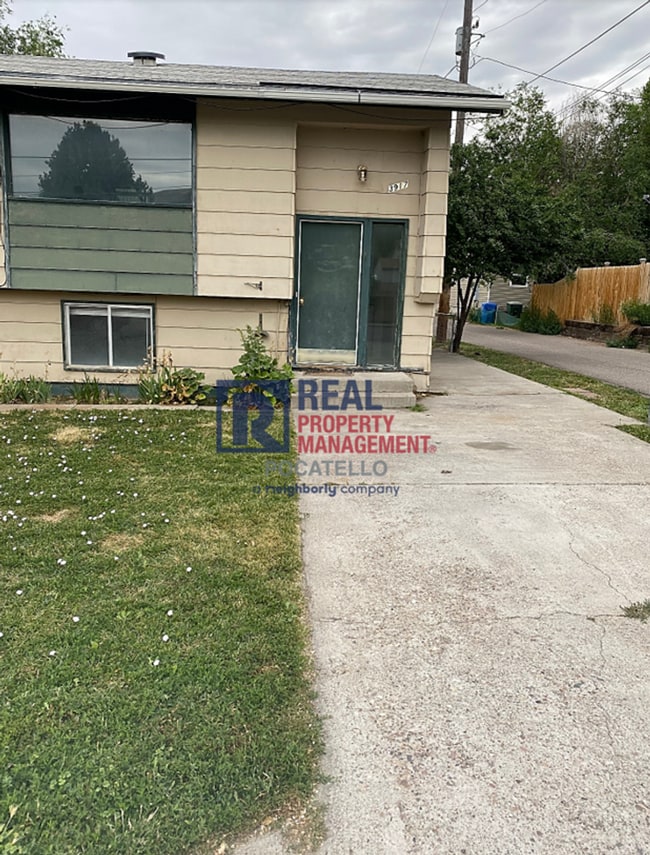 Building Photo - 2 Bed 2 Bath Duplex