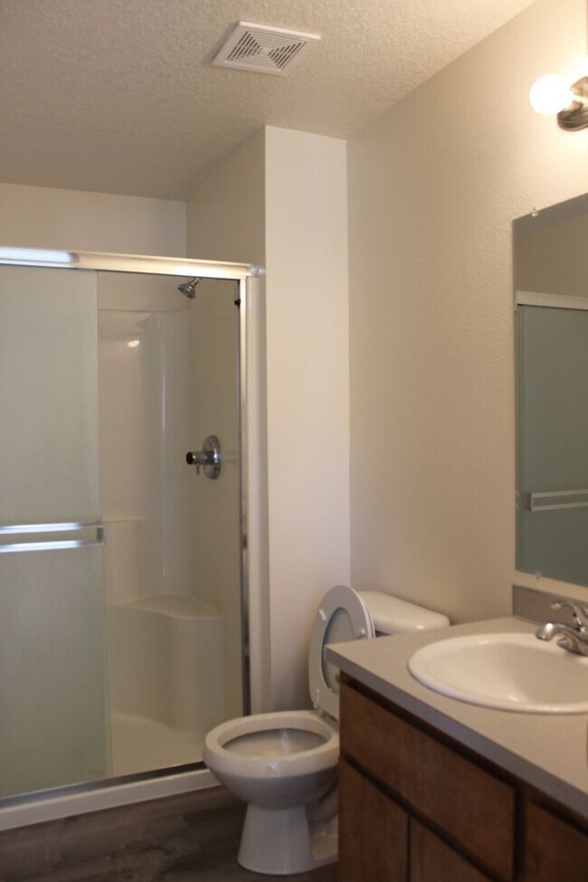 Foto del edificio - 4 BR, 2 1/2 BA home with fenced yard in qu...