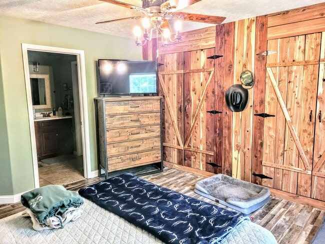 Building Photo - Spacious Countryside House