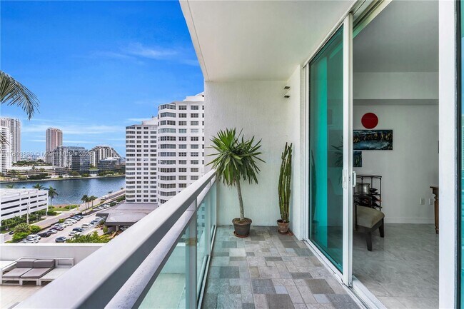Building Photo - 950 Brickell Bay Dr