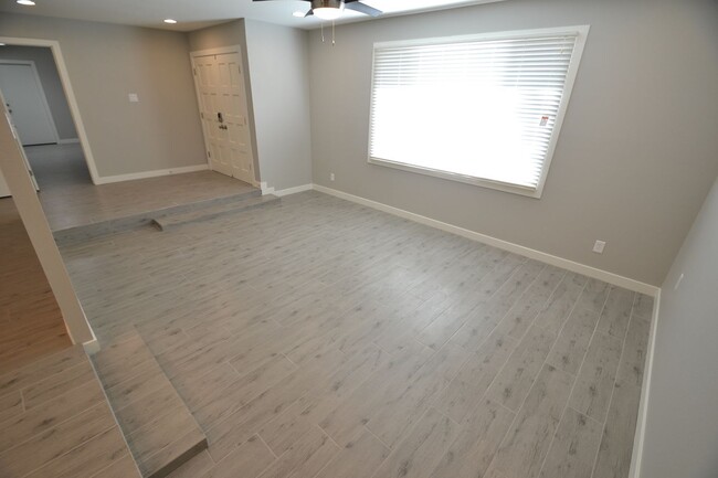 Building Photo - 1600 E Bell de Mar Dr