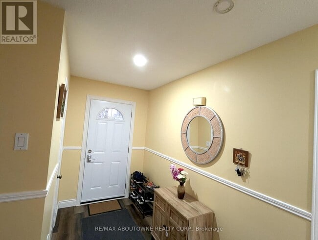 Building Photo - 1 Royalwood Ct