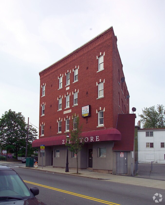 Building Photo - Chas St. George