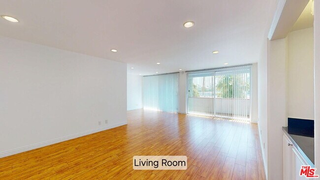 Foto del edificio - 4915 Tyrone Ave