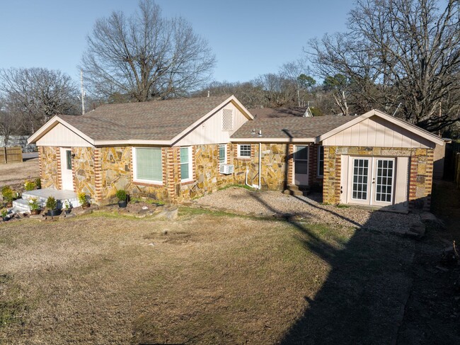 Building Photo - Freshly Updated 3 Bedroom Home