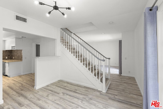 Building Photo - 212 S Hamilton Dr