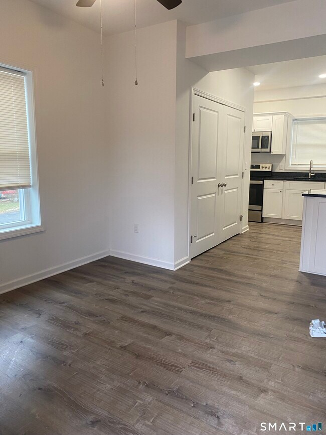 Foto del edificio - 19 Railroad Ave