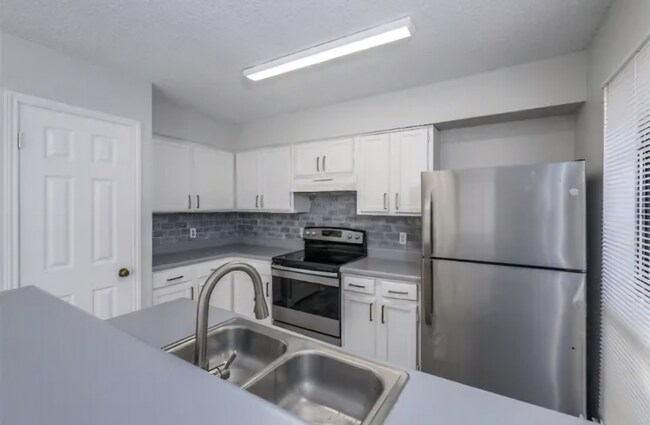 Foto del edificio - 6814 S Creek Dr