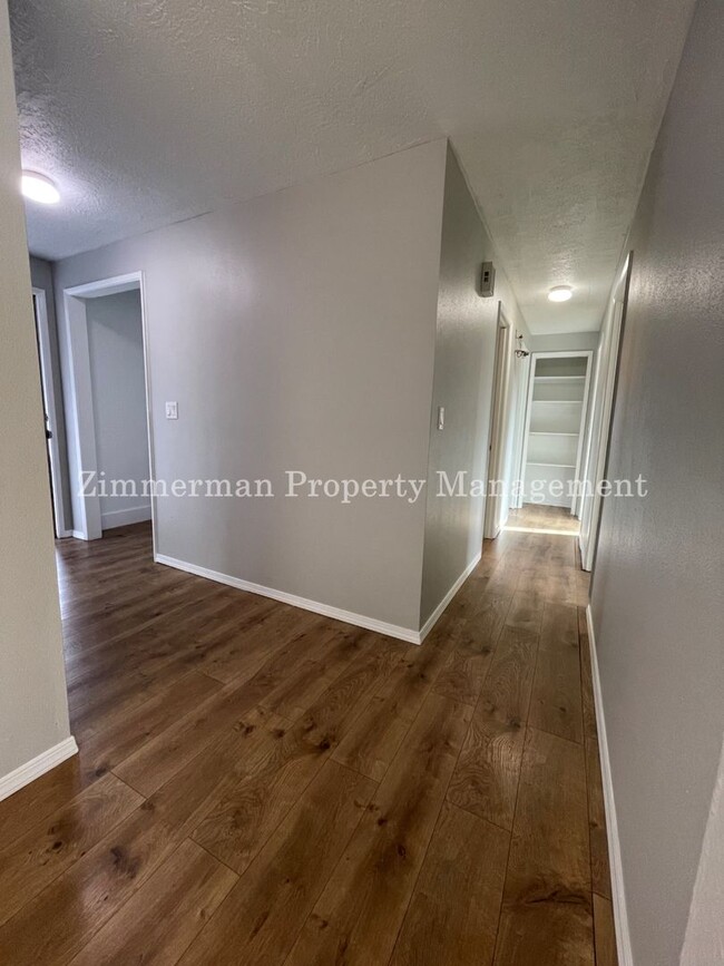 Building Photo - Wonderfully Updated 3-bedroom 1.5-bath Hom...