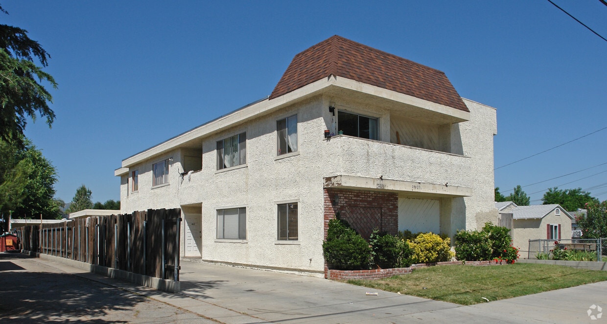 Primary Photo - 25027 Walnut St
