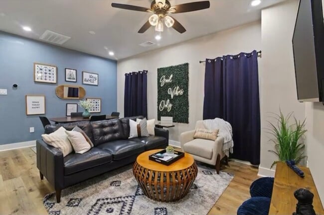 Building Photo - 2406 Truxillo St