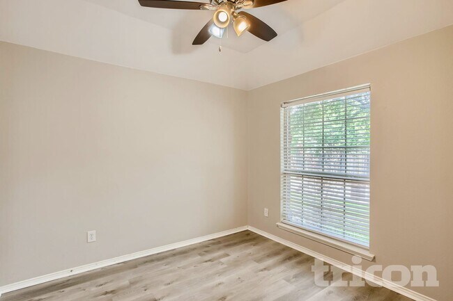 Foto del edificio - 2075 Crestlake Dr