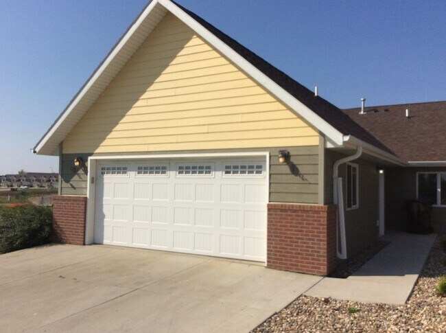 Building Photo - Lovely Townhouse for Rent