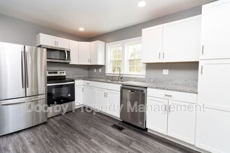 Building Photo - 2408 Cres Club Dr