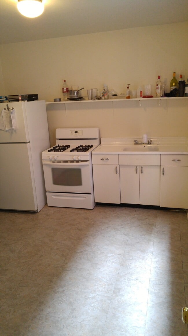 Kitchen - 5607 Wilkins Ave