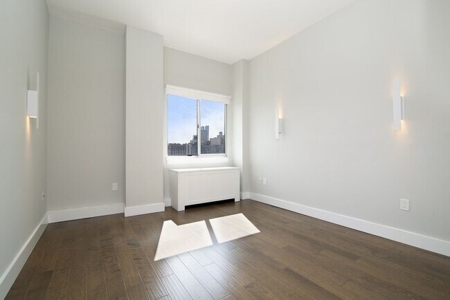 Building Photo - 305 E 38th St
