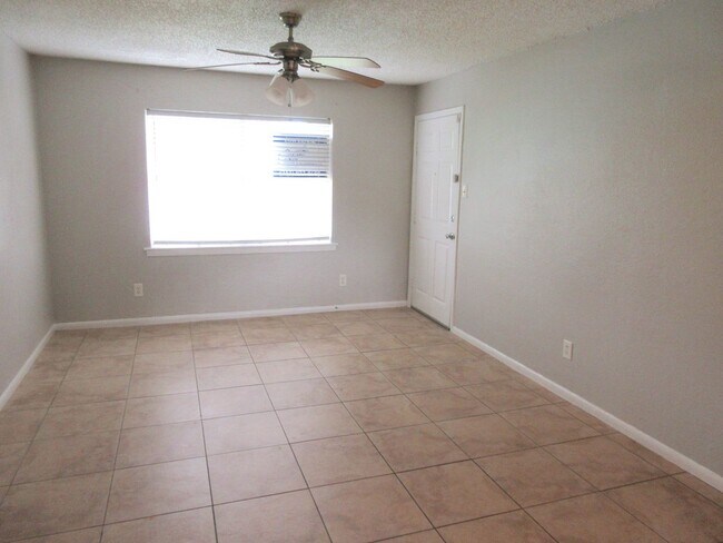 Foto del edificio - Spring Branch Condo  ALL BILLS PAID!